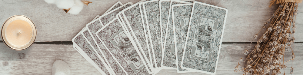 mesa com cartas de tarot